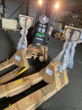 Check out some of today's despatch being loaded by the forklift👀 
All should be out to customers in 1-2 days from despatch.

For #fastdelivery like this order today at liftruck.co.uk