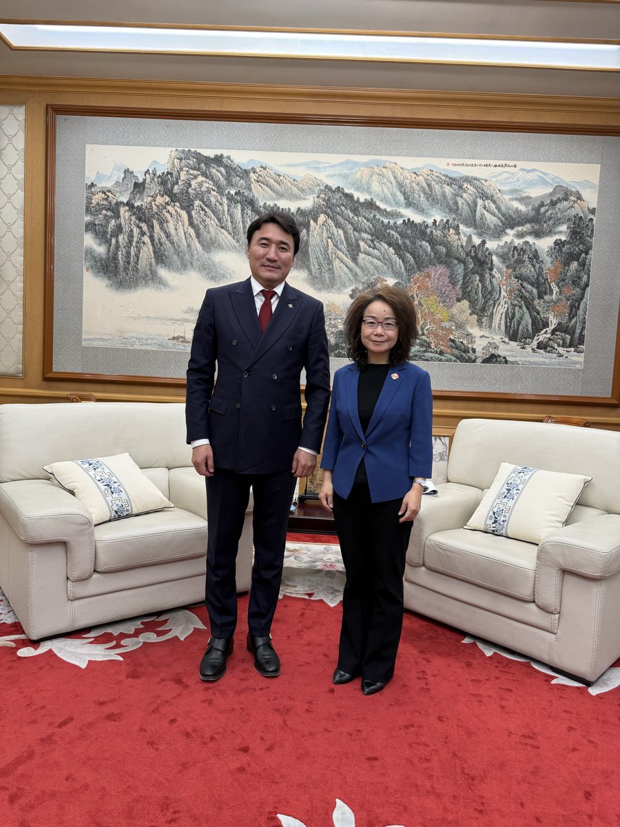 БНХАУ-с Монгол Улсад суух Элчин сайд Шэнь Минь Жуан-тай <a href="/ChnAmbMongolia/">Шэнь Миньжуань 沈敏娟 Shen Minjuan</a> ахин уулзаж тус улсаас импортлох Евро-5 стандартын АИ-92 автобензиний биет хэмжээг 2 дахин нэмэгдүүлэх, тээвэрлэлтийг шуурхай зохион байгуулах талаар ярилцаж тохиролцлоо. 

АҮЭБЯ болон импортлогч ААН-ийн