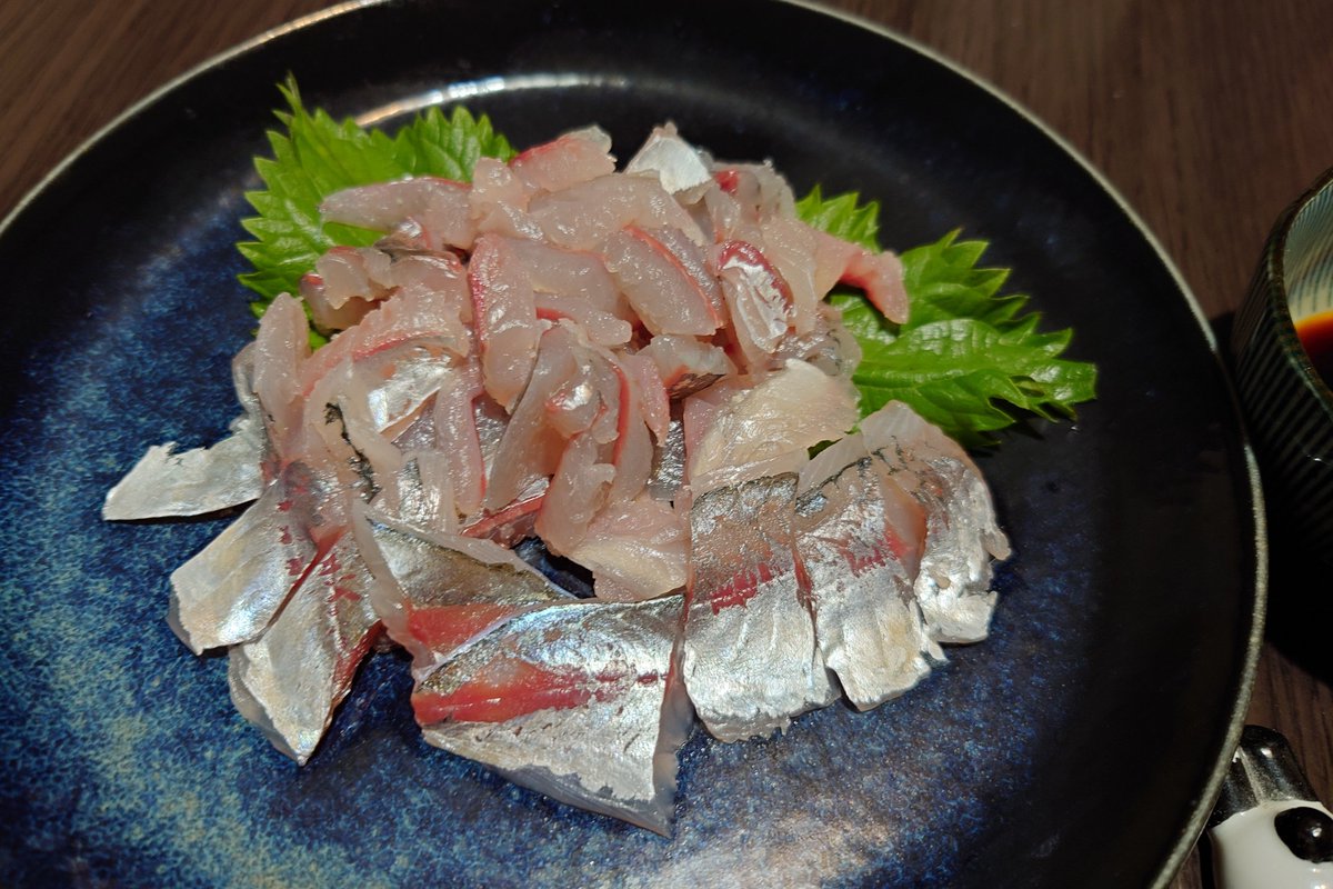 昨日釣った豆アジ8匹を刺身にしました。捌くのは手間でしたが、軽く脂も乗っていてとても美味いです。