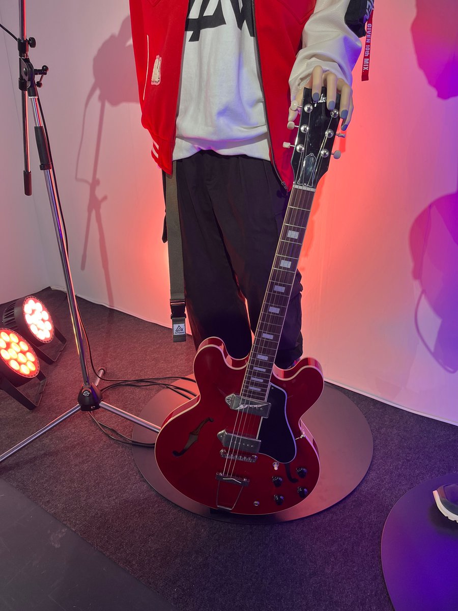「ギヴン展 -given exhibition- ENCORE」　好評開催中！
展示には真冬の等身大立像も登場。彼が手にするのは、愛機のES-330（Sixties Cherry）🍒

▼開催概要
＜東京＞
会場：Space Galleria＠アニメイト池袋本店8F
開催期間：2025年10月17日（金）～11月17日（月）

＜大阪＞
会場：Space