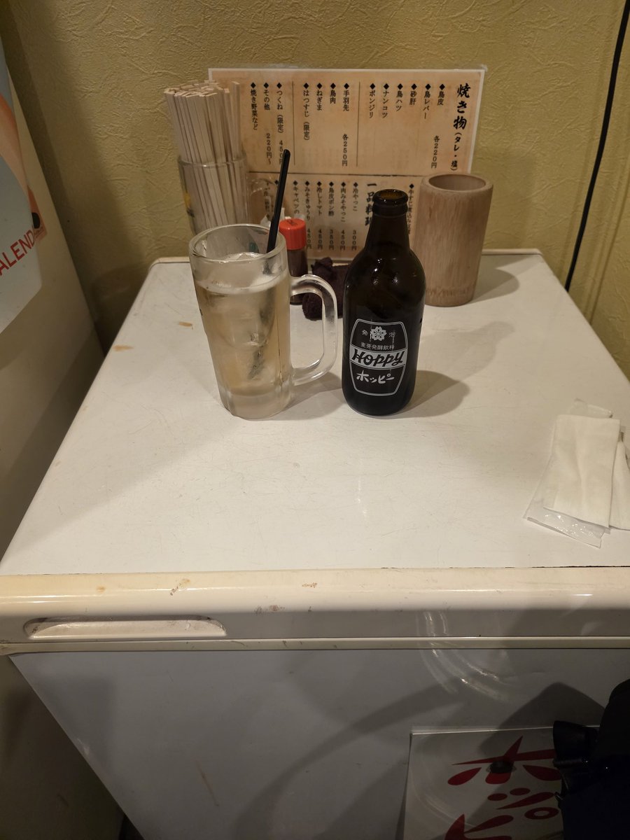 今日は早く帰って掃除🧹しようと思ってたのに
吸い込まれ〜
信用を得た客のみ着ける
冷蔵庫のうえで、かんぺーっす🍻