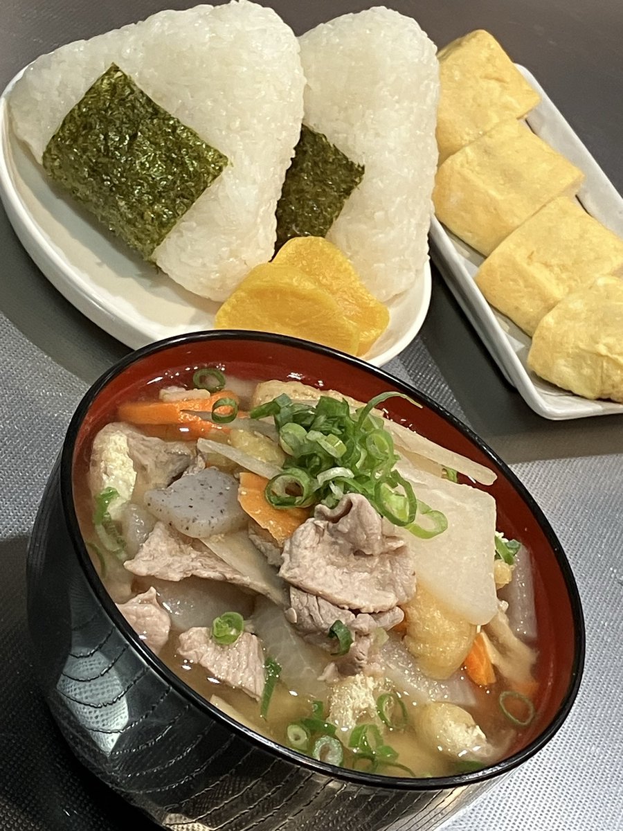 今日は豚汁&amp;卵焼きのおにぎり定食を食べました。おいしかったです。