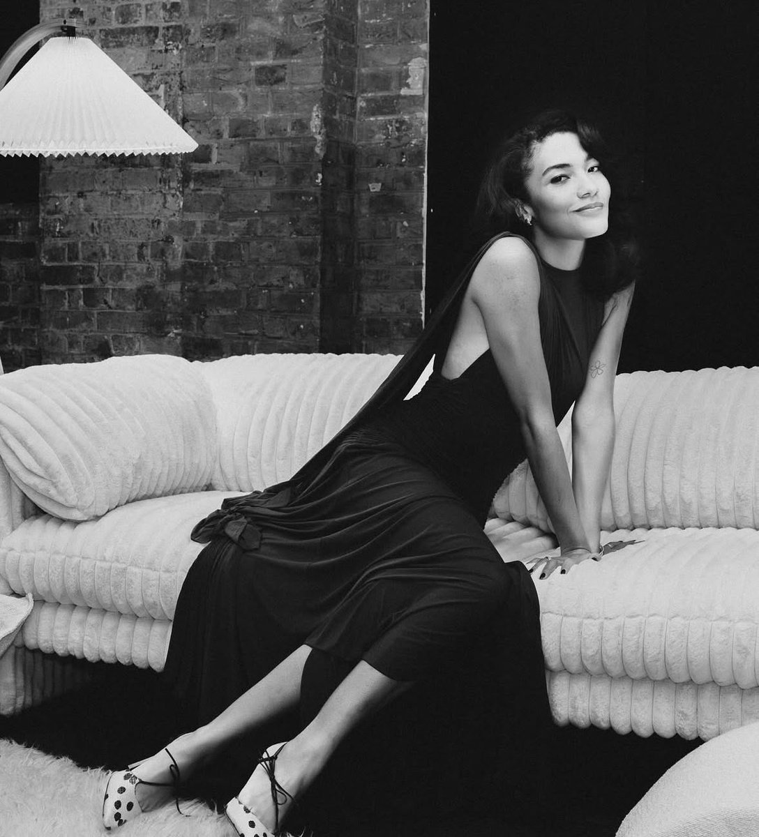 사랑에 빠지기 좋은 계절🍁🧡

🎧Olivia Dean - So Easy (To Fall In Love)
———
Cos I make it so easy to fall in love
나랑은 사랑에 빠지는 게 제일 쉬울 거야

So come give me a call
나한테 연락하기만 하면

and we’ll fall into us
너와 나는 우리가 될 수 있어
———
#유뮤코가사추천 #유가추