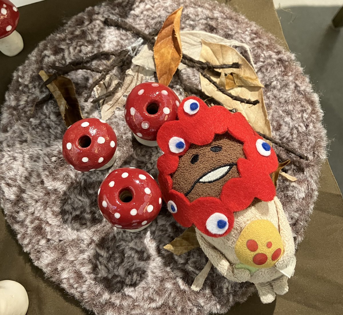 kinokomama5's tweet image. ヨコハマきのこ大祭にきのこファミリーと言えるいつものなめこさんがきてくれました🍄‍🟫なんと今回はミャクミャクのコスプレで ちょー可愛かったです。お土産もありがとうございました♪
#なめこ