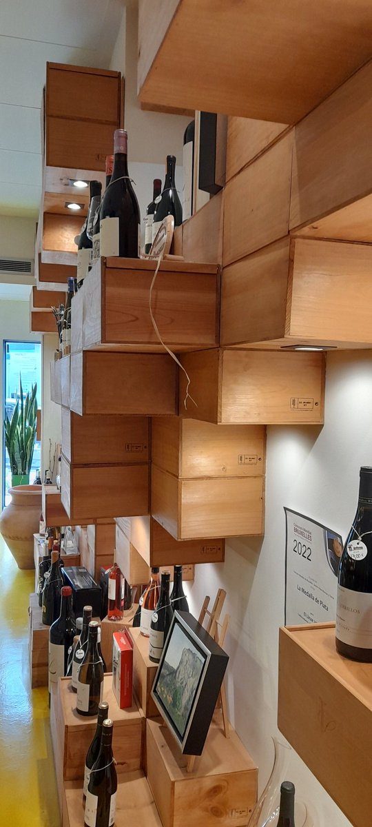 En #11Ánforas creemos en el poder de dar nueva vida a los materiales. Todas las estructuras que ves en nuestras paredes han sido construidas con madera recuperada, cuidadosamente trabajada para crear un espacio cálido, funcional y con historia. #TiendaDeVinos #DiseñoSostenible ♻️