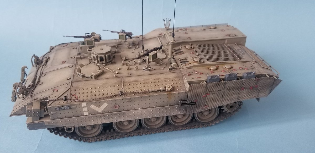 hikinon1's tweet image. エッチングパーツもしっかりプライマーを吹いてうまく塗装出来、完成です。車内が見られるよう、車体上下は接着してません。
#ACHZARIT
#MENGMODEL
#IDF