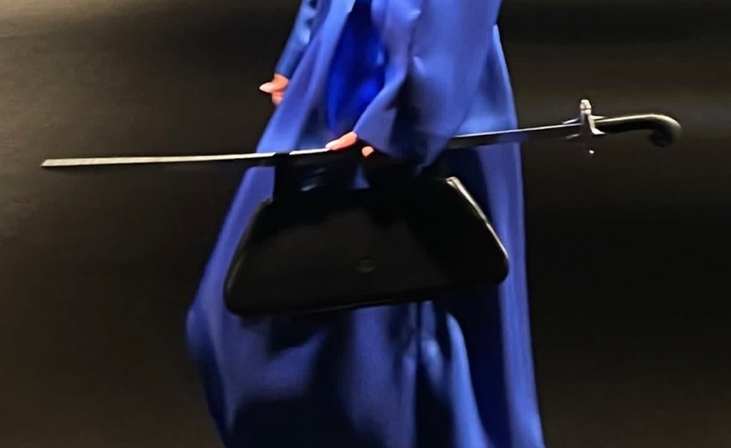 بس في قرمز 
The Hand bag holder is a sword 🗡️ 
Pic | Haifa Alsaleh