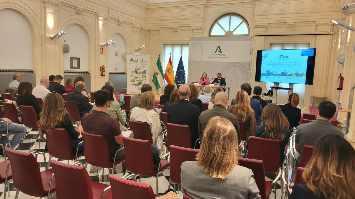 El delegado de <a href="/IndustriaAnd/">Consejería de Industria, Energía y Minas</a> <a href="/GumerFernandez2/">Gumer Fernandez</a>, junto a la gerente de la Agencia Andaluza de Energía, Natalia Márquez, presentan el programa de incentivos 'Cadena de valor industrial', dotado con 109 millones de presupuesto con cargo al programa de Andalucía FEDER 2021-2027