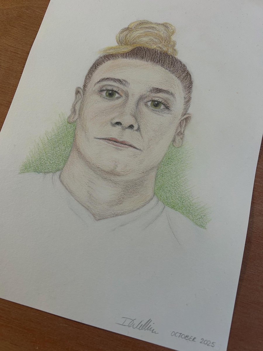 drawingsbydanni's tweet photo. ~ Meg Jones
~ Using coloured pencil

My first EVER coloured pencil portrait is finished!🎉 
It’s not perfect, but for a first attempt I am extremely happy with it, and I feel like I’ve learnt so much from the experience too.

@RedRosesRugby @TrailfindersW https://t.co/Z5zof4zIhH