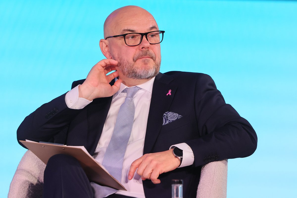 NFZ_GOV_PL's tweet photo. 📌 Forum Rynku Zdrowia 2025 | #FRZ2025 

🗣️ Podczas dyskusji o reformie szpitali Prezes NFZ Filip Nowak podkreślił, że decyzje o tym jak zmieniać system ochrony zdrowia powinny opierać się na danych, a nie subiektywnych opiniach.

🏥 Podał przykład porodówek i obalił mit dotyczący czasu dojazdu do najbliższego oddziału położniczego.

💬 Dużo mówi się o tym, że najbliższa porodówka powinna być 30 minut od miejsca zamieszkania przyszłej mamy. Tymczasem taki czas dojazdu jest możliwy tylko w 60% naszego kraju. Czy to oznacza, że powinniśmy otwierać nowe oddziały położnicze? Oczywiście, że przy aktualnej i przyszłej demografii jest to nieracjonalne – wskazał.

🗺️ Prezes Nowak dodał jednak, że @NFZ_GOV_PL wspólnie z @MZ_GOV_PL analizują, czy w niektórych miejscach, zwłaszcza ze względów geograficznych i organizacyjnych, może działać izba porodowa z gwarantowanym szybkim transportem do szpitala wyższego rzędu, zamiast porodówki.

💬 To sygnał, że szukamy racjonalnego balansu między bezpieczeństwem pacjentek, a kosztami organizacyjnymi, które wiążą się z pełną obsadą oddziału porodowego, szczególnie takiego, w którym odbiera się mniej niż jeden poród dziennie – zaznaczył Filip Nowak.

📸 Fot. PTWP

@rynekzdrowia @KlaraKlinger @pgumowska1