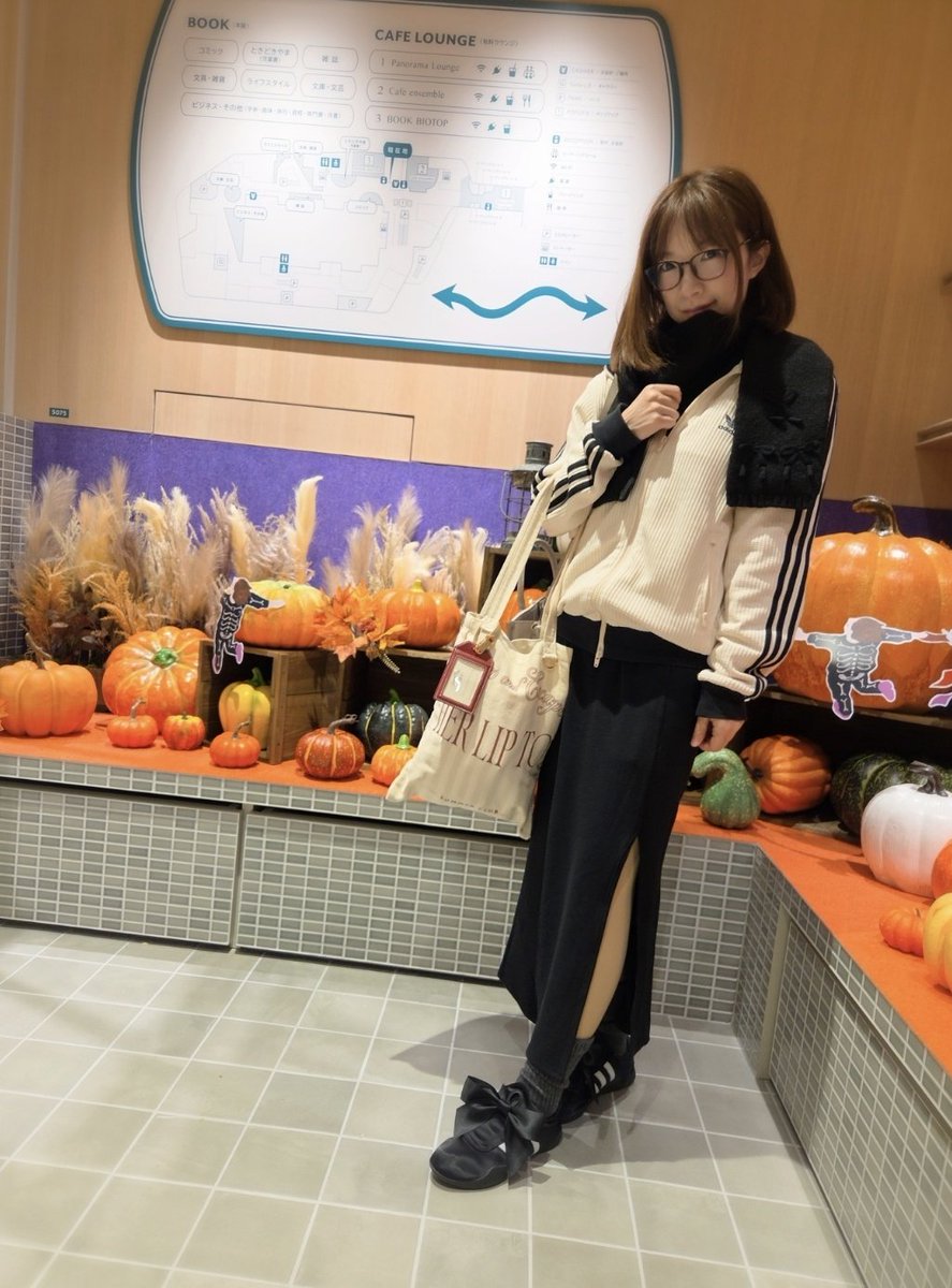 どくしょのあき～🍁📖👓
本屋さんにいったらハロウィンだったよ🎃