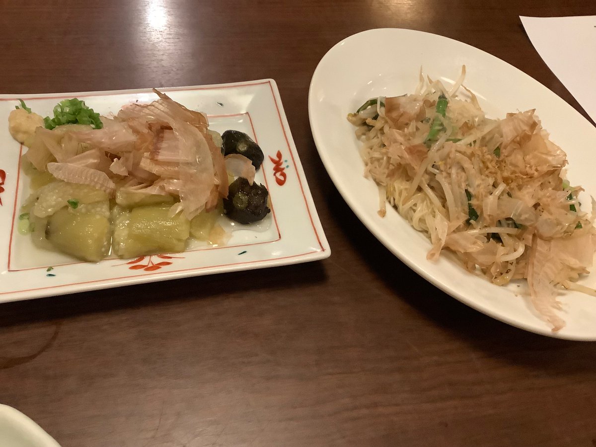 今日は事情があって、夕飯は晩酌に。
いつものように近所の居酒屋「庄や」さんに来ました。
外はヒンヤリするので菊姫の熱燗を注文。
お通し、ナスの揚げ浸し、そーみんちゃんぷるも来ました！
見て下さい！