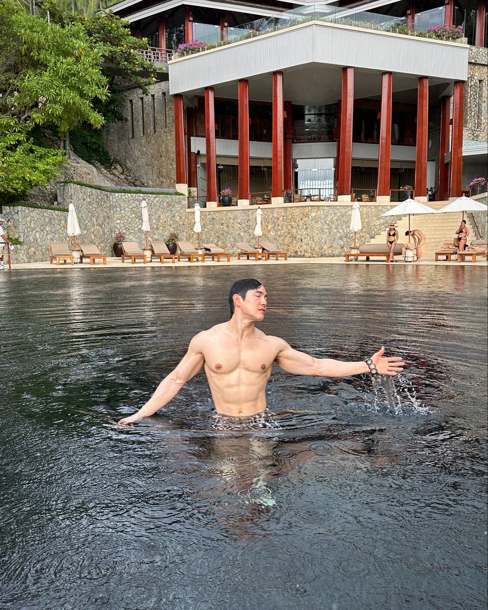JoeTrivisvavet's tweet photo. It’s raining OB MEN…!!!😆☔️💦💦💦
See you tomorrow at the Icon Siam🎉🎉🎉

#Orlebarbrownthailand #OrlebarBrown #FEELSUMMER #OBsAroundTheWorld #HOLIDAYBETTER https://t.co/qct23xXWK9