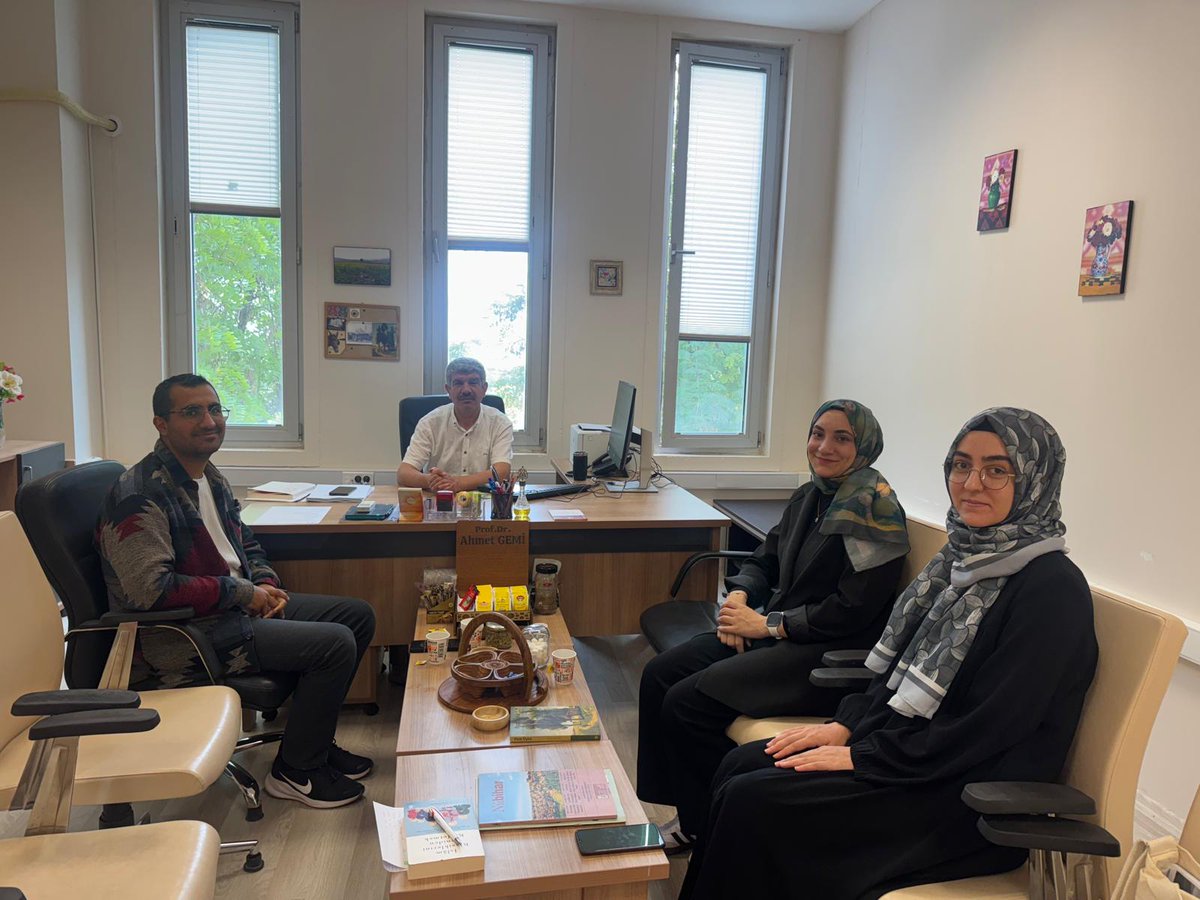 Arap Dili ve Edebiyatı Bölümü olarak, Bölüm Başkanımız Prof. Dr. Ahmet Gemi başkanlığında sınıf temsilcilerimizle dönem başı toplantımızı gerçekleştirdik. Derslerin gidişatı, sorunlar ve beklentiler üzerine verimli bir görüşme oldu. 💬📚
<a href="/mardinartuklu/">Mardin Artuklu Üniversitesi</a> <a href="/ArtukluEdbFklts/">MAÜ Edebiyat Fakültesi</a>