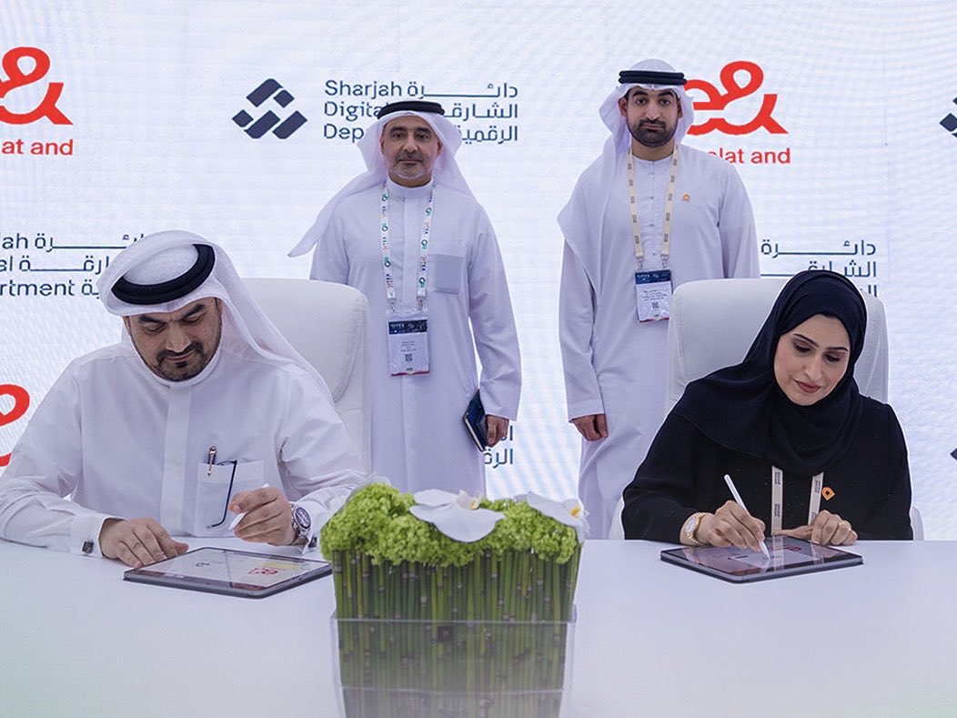 خلال مشاركتنا في معرض جيتكس جلوبال وبحضور سعادة الشيخ سعود بن سلطان القاسمي، مدير عام <a href="/Sharjahegov/">Sharjah Digital Department</a>، وعبدالله إبراهيم الأحمد، رئيسنا التنفيذي للعلاقات الحكومية وكبار الشخصيات، وقّعنا اتفاقية شراكة لإدارة بنية تحتية متطورة بهدف تعزيز كفاءة الاتصال الحكومي ودعم استدامة التطوير