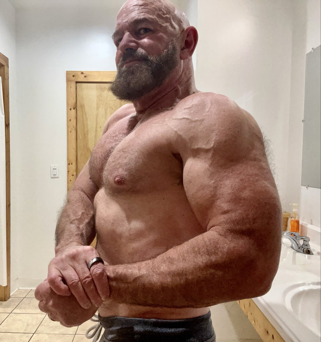 PastorPaulB1's tweet photo. Couldn’t get to the gym until after 9 pm last night, but it was still a great chest & tri’s session! #dothework #thisis66 https://t.co/Eq6V5rnoKS