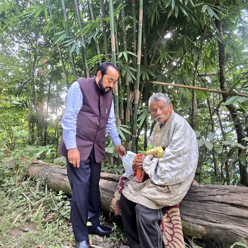 Along the Englan–Wokha roadside today, met Mr. Latio Murry, 77 — a familiar face to many in Wokha. Shared a few eatables and a brief conversation. Always nice to pause for a moment and connect with people from different walks of life.