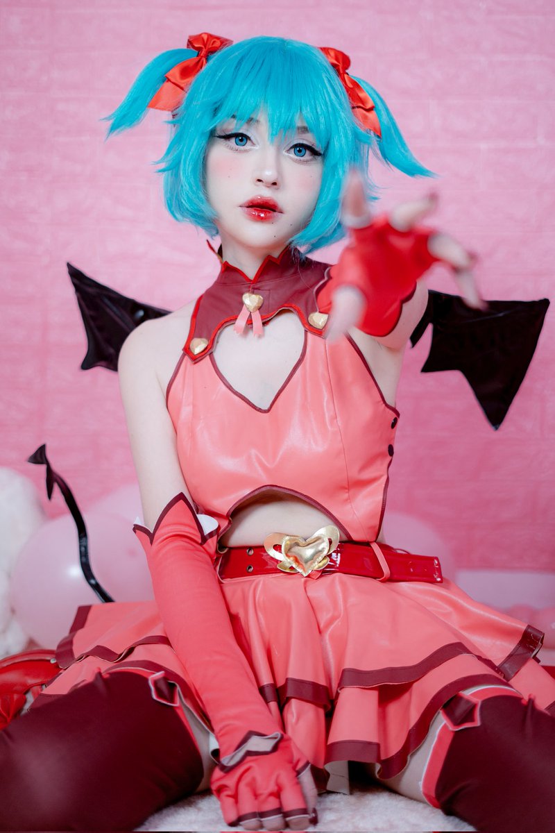 i will hunt &amp; eat your heart ♡ 🦇
one more set to go! did you like this shoot? 😈
「HEART HUNTER MIKU 2025」

📸: suyu
#vocaloid #ProjectSekai #HatsuneMiku #cosplay #halloween
