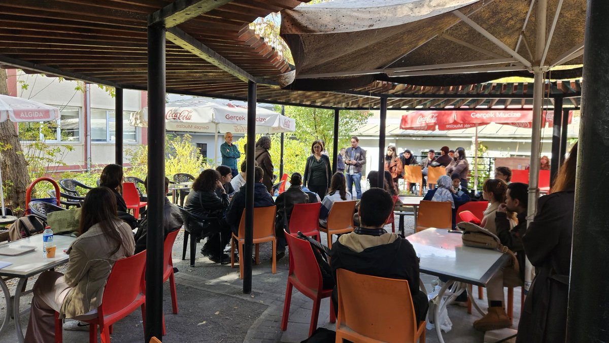 fkfresmi's tweet photo. Ahmet Taner Kışlalı hocamızı katledilişinin 26. yılında hocalarımızla ve sıra arkadaşlarımızla Ankara Üniversitesi Cebeci Kampüsü'nde Kulis Kafe'de gerçekleştirdiğimiz açık derste birlikte andık. 

Ahmet Taner Kışlalı cumhuriyet kavgamızda yaşıyor! https://t.co/zbqkOGFP5D
