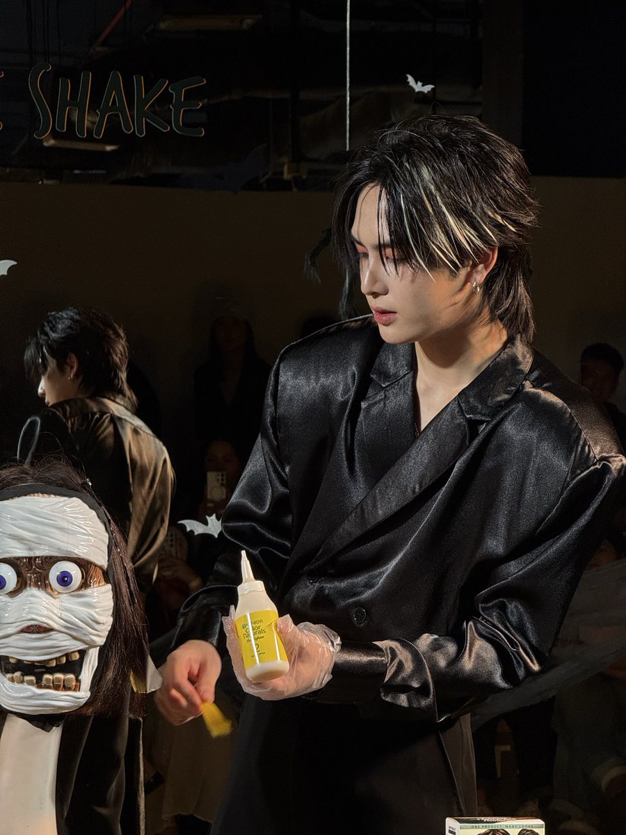 ช่างทำผมคนนี้หล่อมากกก

SANTA HIGHLOWEEN MONTH

#GarnierHairlighterxSanta