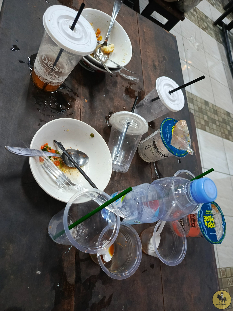 unsoedmfs's tweet photo. HEY buat siapapun yang makan di kantin FIKES, BERSIHIN SENDIRI HEYYY. Udah gede manja banget sampah aja mau dibuangin. Di sini self service heyy. Piring pun harusnya kalian yang kembaliin. Minimal mikir jends https://t.co/R9wgcubNMn