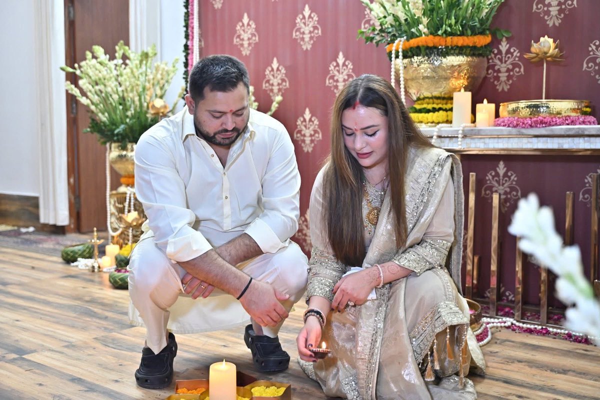 तेजस्वी यादव चप्पल पहनकर दिया जला रहें हैं
यह लोग सच में धर्म का दुश्मन है

ऐसे नेताओं को क्या कहेंगे?