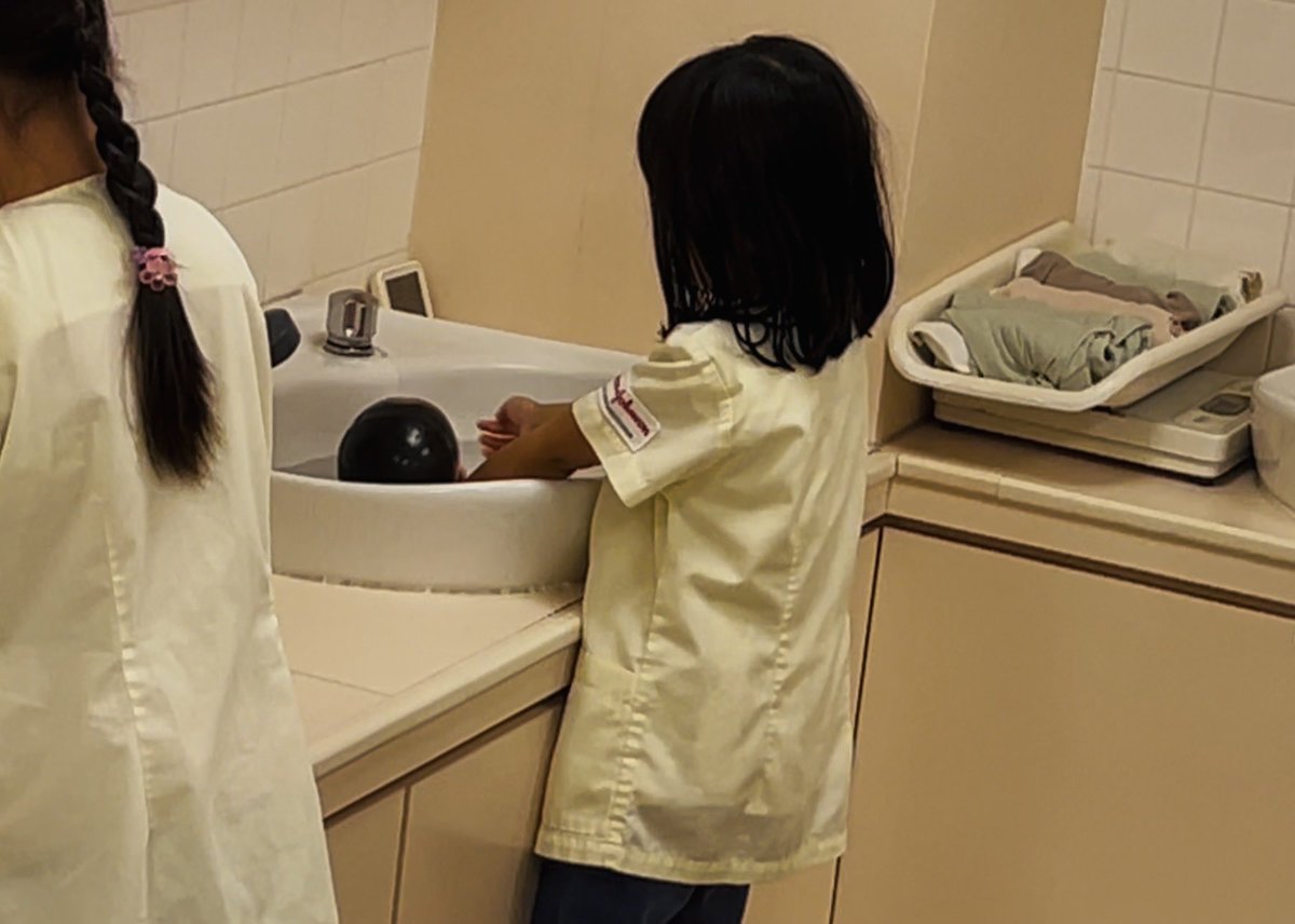 誕プレの一環として日曜日
家族でキッザニアに行って来た

色んな職業体験をしていたが
看護師体験で赤ちゃんのお世話っての（写
やっぱ女の子は興味あるのね
もう一回やりたいって言ってたな

ちょい前までされた側だったのに
時の流れは早し

さ
少し寒いねっ

今宵もうんにょり

火曜ZORY。。。