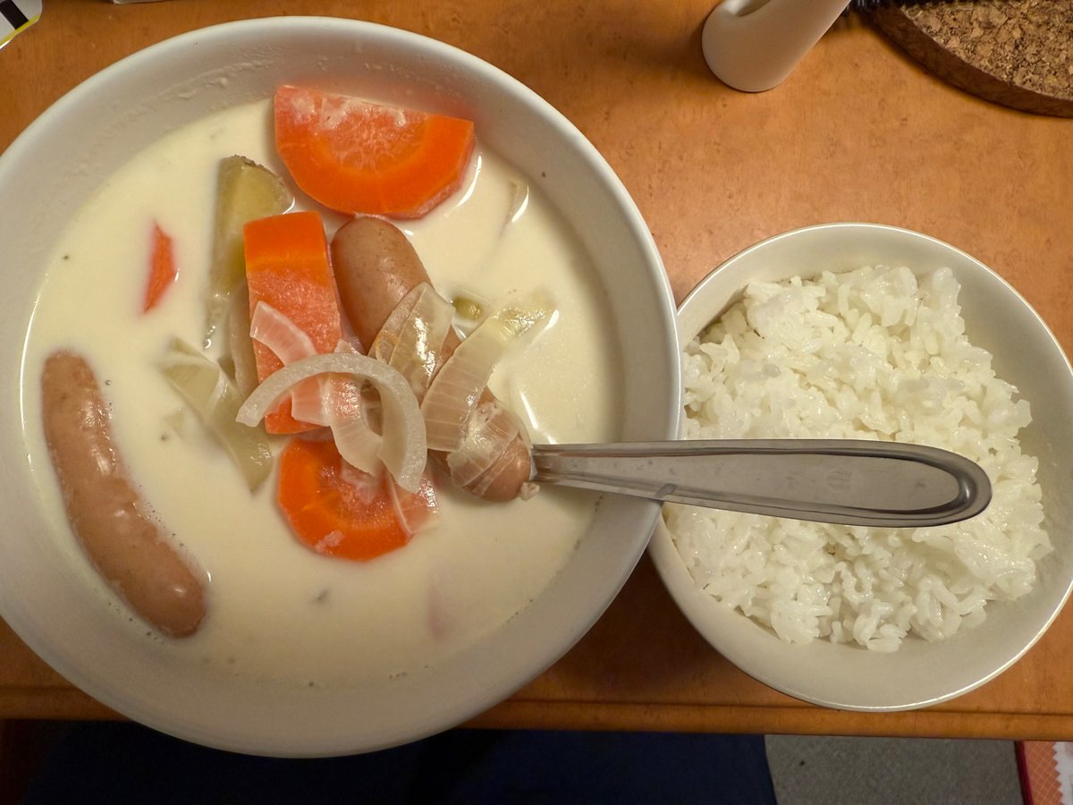 今日の晩御飯
白米
牛乳コンソメスープ:ソーセージ、ニンジン、タマネギ、ジャガイモ