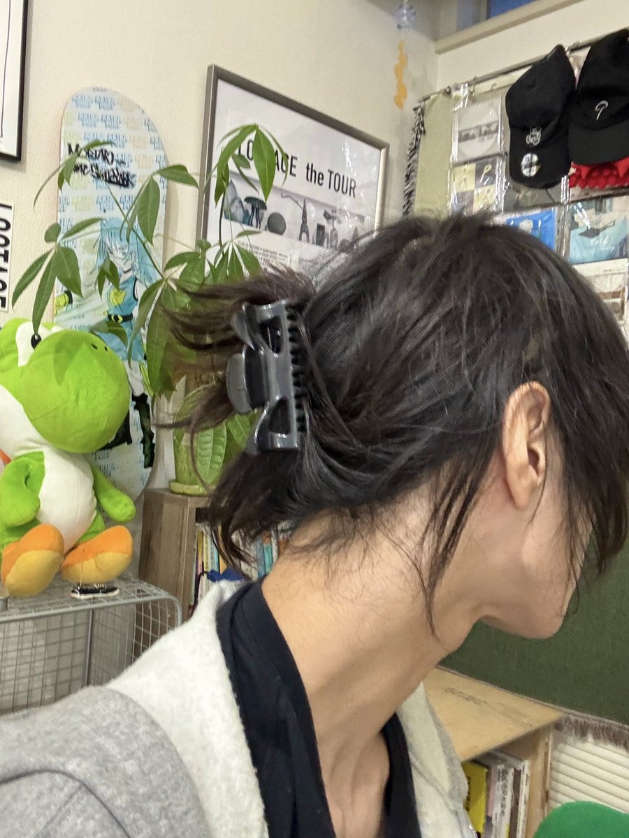 部屋も髪も荒れている