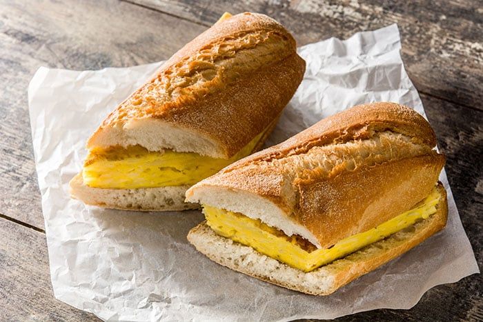 Buon pranzo a tutti 🍽🍞
Oggi al lavoro ho portato una cosa veloce , buona, che mi ricorda le gite con l'oratorio 🥰
Panino con la frittata 😋