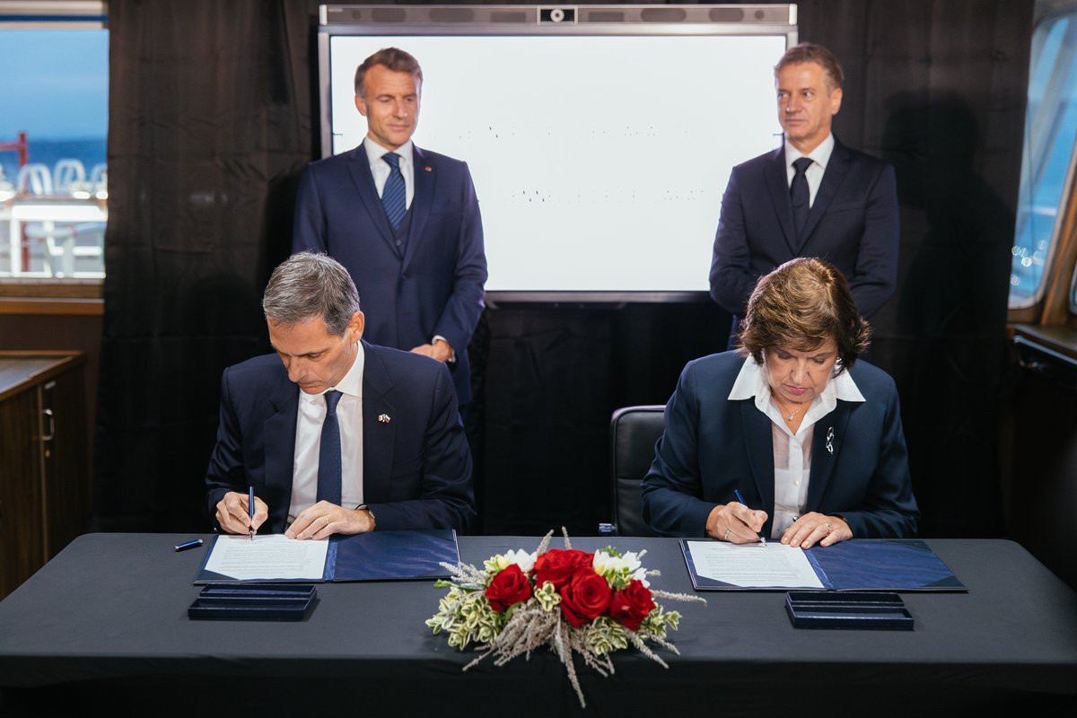 WorldCargoNews's tweet image. 🤝 Slovenia’s Port of Koper (Luka Koper) and French shipping giant @cmacgm have signed a letter of intent (LoI) to establish a joint venture for automotive logistics. 🚗 🛥️ 

#WorldCargoNews #RORO #Autologistics 

tinyurl.com/4u4apumy