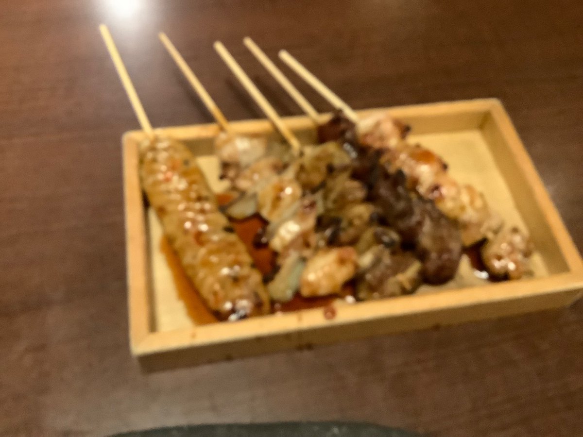 近所の居酒屋「庄や」さんでの宴…もとい晩酌は続きます。
お刺身三種盛り♪───Ｏ（≧∇≦）Ｏ────♪
カツオ、ヒラメ、金目鯛！
更に、焼き鳥盛り合わせもキター
見て下さい！