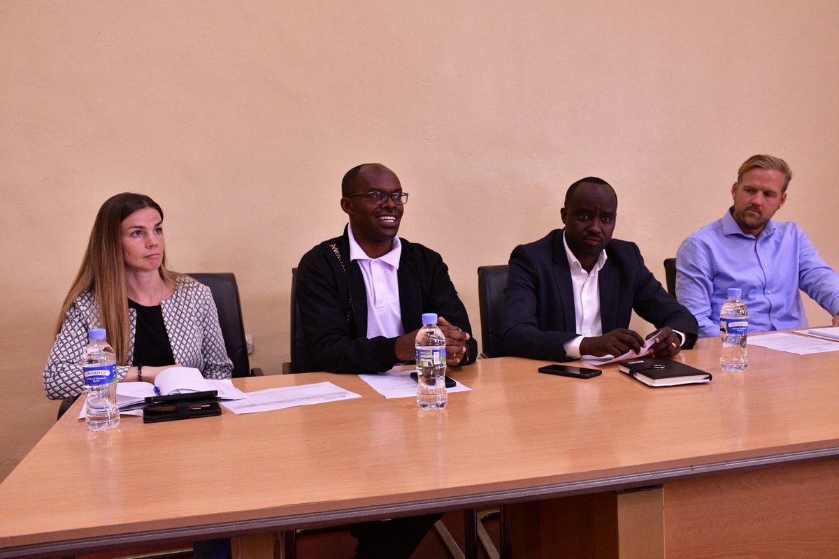 GisagaraDistr's tweet image. Umuyobozi w'Akarere yakiriye Team y'abaterankunga ba #LODA baje kureba ishyirwamubikorwa ry'imishinga ya #VUP batera inkunga binyuze muri LODA. Nyuma yo kugaragarizwa uko Akarere gashyira mu bikorwa gahunda ya VUP,bagiye mu Mirenge kureba ibikorwa no kuganira n'abagenerwabikorwa.