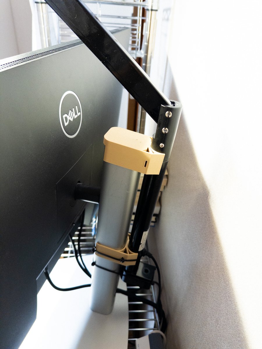 _myo___n_'s tweet photo. モニターとデスクライトを無理やりいい感じに固定できるのを作った
反射がなくてよきよき https://t.co/FPmExZXvPD