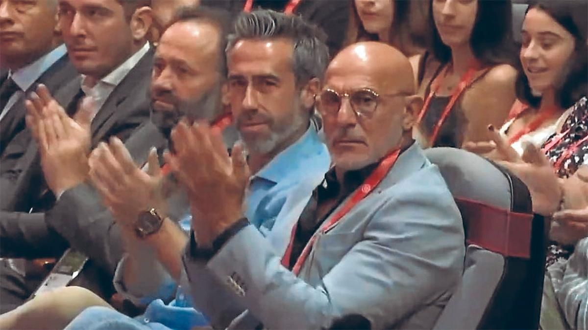 Efectivamente, Mortadelo, "cada uno queda retratado por sus actos". 

Y ESTE ERES TÚ APLAUDIENDO A RUBIALES.