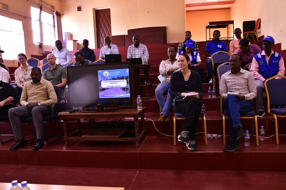 GisagaraDistr's tweet image. Umuyobozi w'Akarere yakiriye Team y'abaterankunga ba #LODA baje kureba ishyirwamubikorwa ry'imishinga ya #VUP batera inkunga binyuze muri LODA. Nyuma yo kugaragarizwa uko Akarere gashyira mu bikorwa gahunda ya VUP,bagiye mu Mirenge kureba ibikorwa no kuganira n'abagenerwabikorwa.