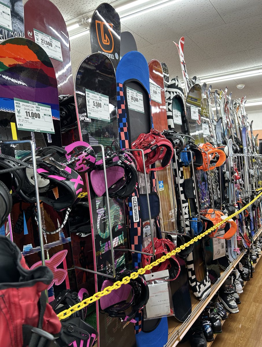 急に寒くなって来ました。
今シーズンは何処に滑りに行きますか？
スノボー　スキー買取りしています！
#オフハウス松江黒田店