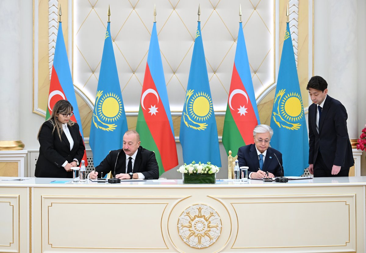 presidentaz's tweet image. Azerbaijan-Kazakhstan documents exchanged.

president.az/en/articles/vi…