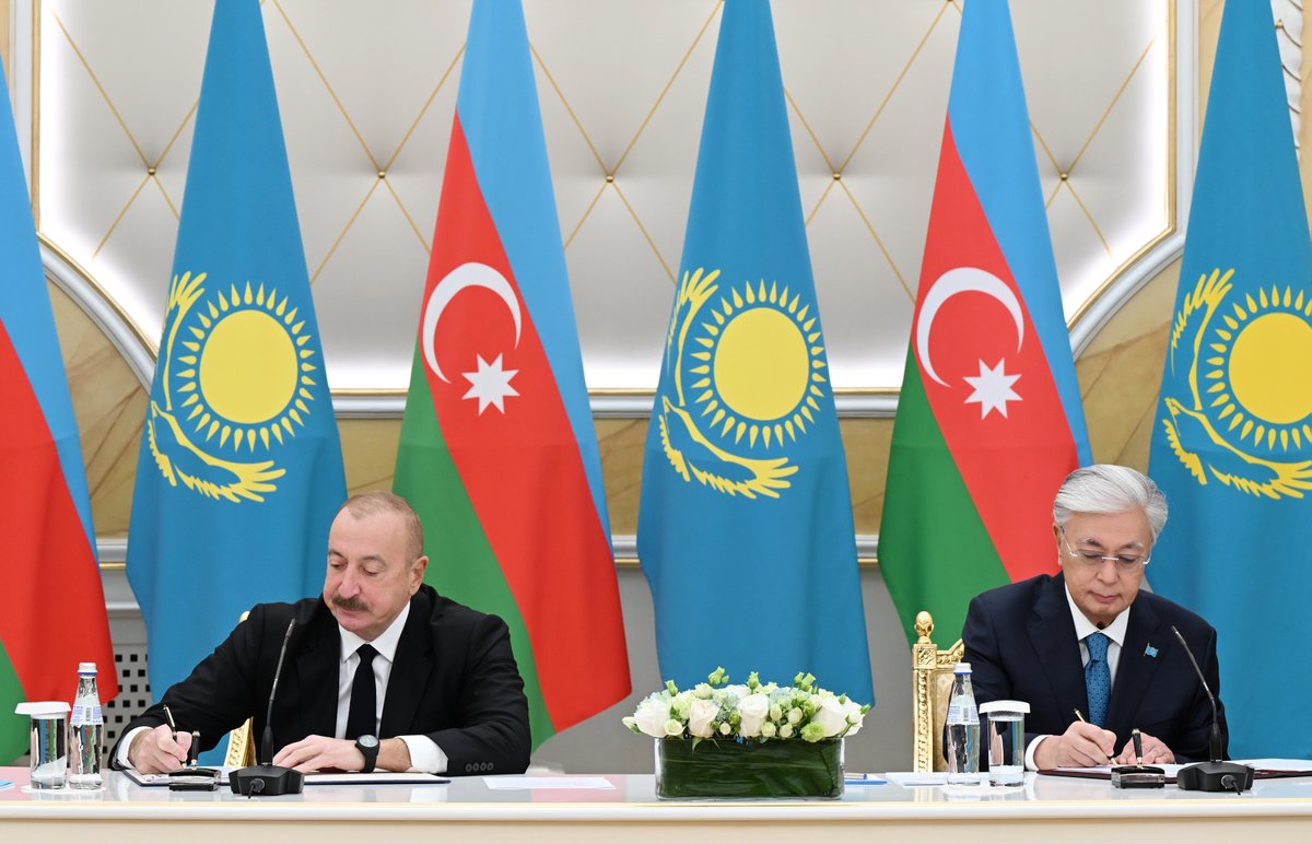 presidentaz's tweet image. Azerbaijan-Kazakhstan documents exchanged.

president.az/en/articles/vi…