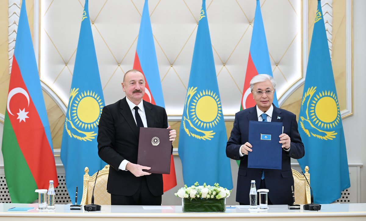 presidentaz's tweet image. Azerbaijan-Kazakhstan documents exchanged.

president.az/en/articles/vi…