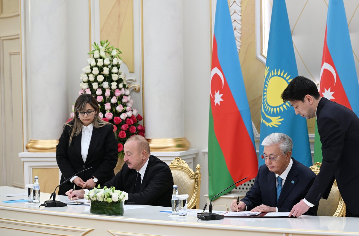 presidentaz's tweet image. Azerbaijan-Kazakhstan documents exchanged.

president.az/en/articles/vi…