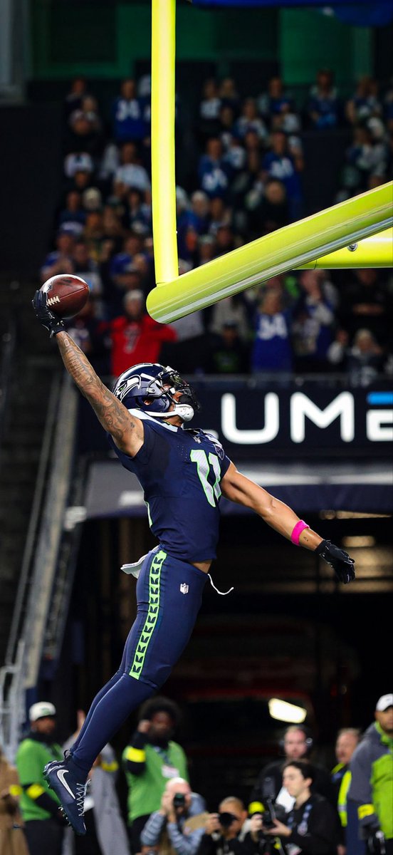 New #Seahawks <a href="/jaxon_smith1/">JSN</a> wallpaper just dropped. 🔥
