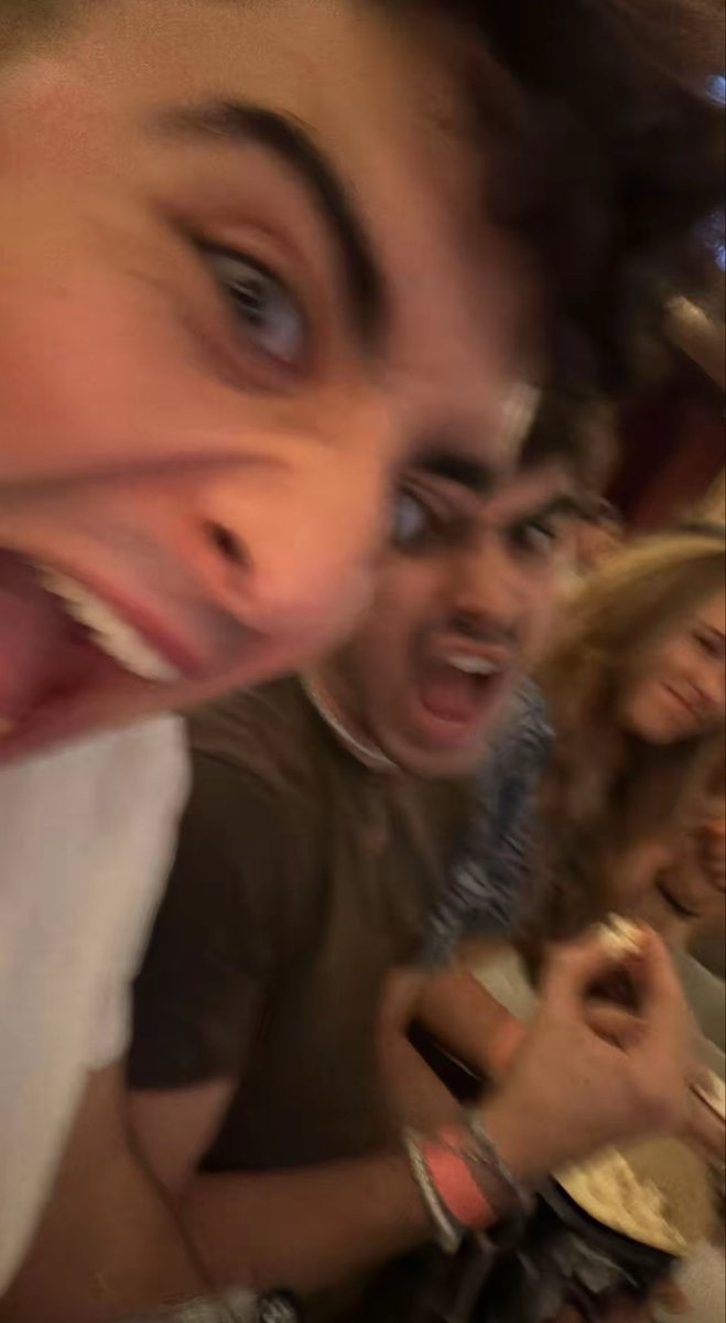 lu0nline's tweet image. martin incluyendo fotos de juanjo con sus amiguitas porque a los 2 les hace muy felices que sus entornos se hayan integrado tan bien en el del otro🤧🤍