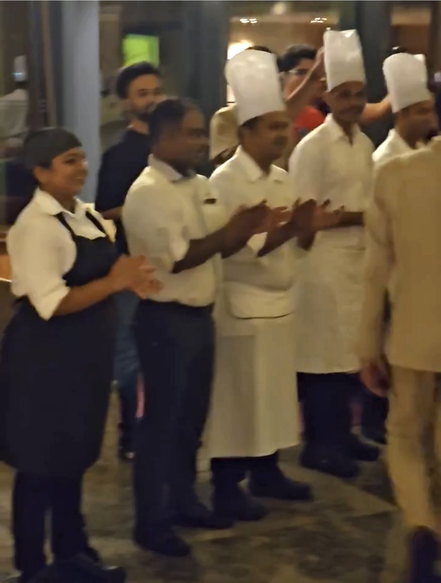 قالوا سيتم استقبال بعثة #النصر في الهند "كضيف دولة رسمي " 😳!!

بالأخير ما استقبلهم الا طباخين وموظفين الفندق اللي هم ساكنين فيه 😂😂😭!!
هههههههههههههههههههههههههههههههههههههههههههههههههههههههههههه
 #النصر_غوا_الهندي