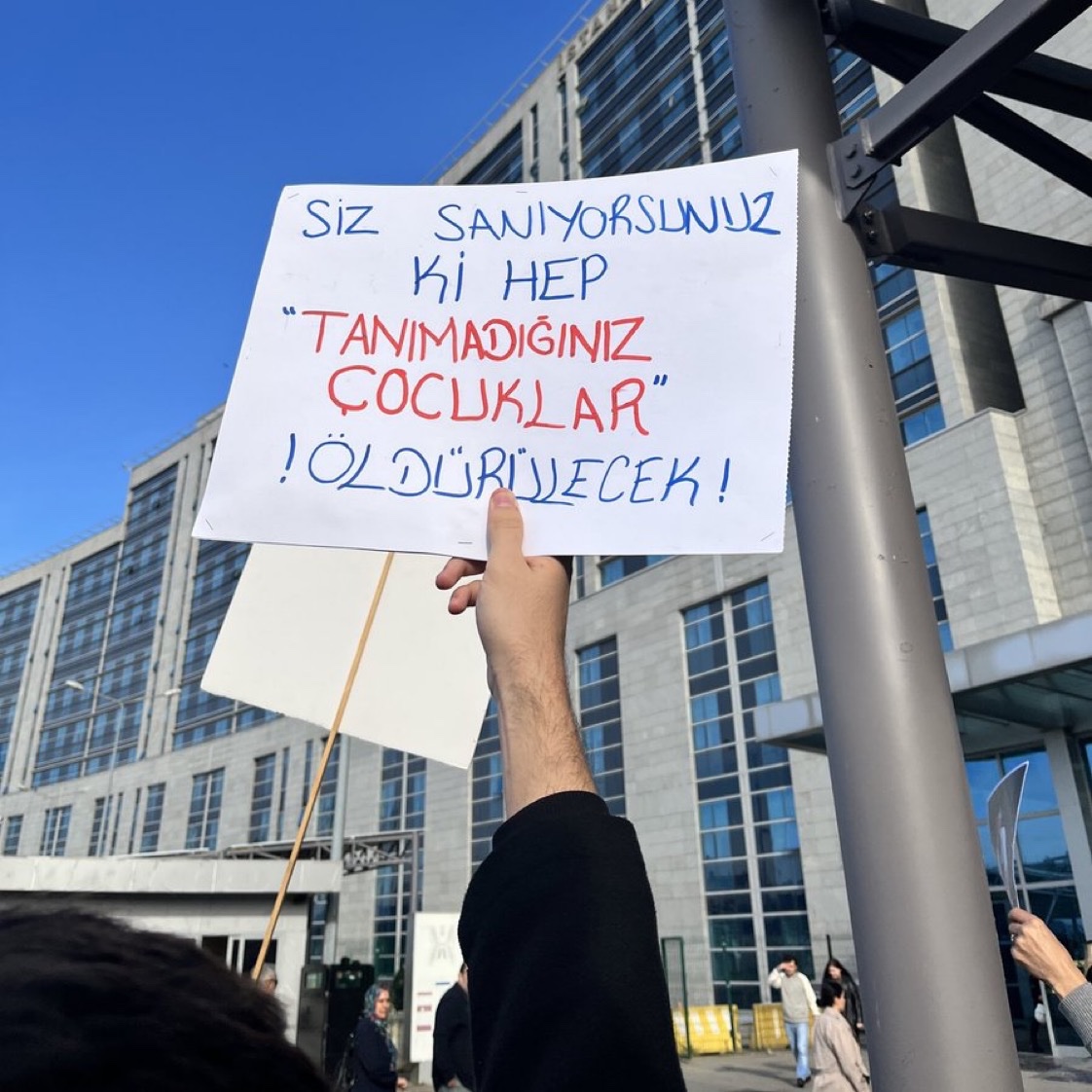 ww3mediaa's tweet photo. 🔴Mattia Ahmet Minguzzi davasının görüldüğü adliyenin önünde açılan pankart:

"Siz sanıyorsunuz ki hep 'Tanımadığınız Çocuklar' öldürülecek." https://t.co/BJxxBtbGVU