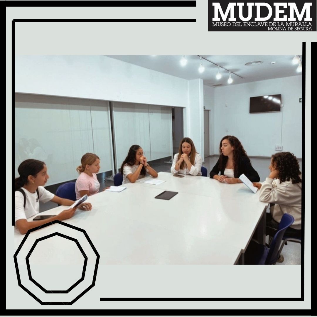 ¡Hoy hemos recibido una visita muy especial! Los alumnos de la ESO del IES Villa de Alguazas han incluido al MUDEM dentro de su proyecto "Del cosmos al aula: tras las huellas del meteorito de Molina de Segura". Incluyendo una entrevista para su podcast Radio AL-WAZA.