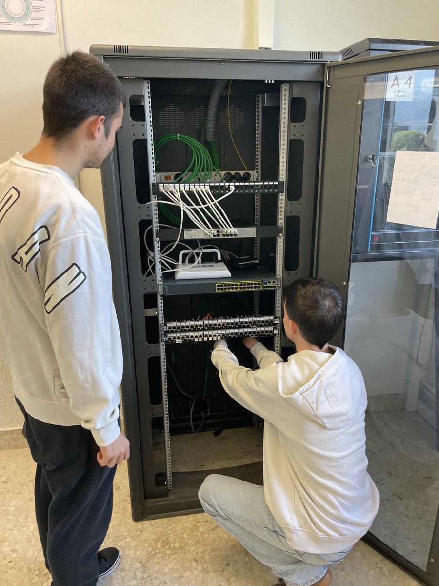 FPdonboscoLH's tweet image. 🛜Sareko Informatika-Sistemen Administrazioko goi mailako ikasleak lanean ari dira instalazio berria muntatzen.
Sare profesionalean erabiltzen diren gailuak muntatu eta konfiguratu dituzte: 3. geruzako switcha,48 portuko switcha eta PoE switcha.🚀
🌐donbosco.eus