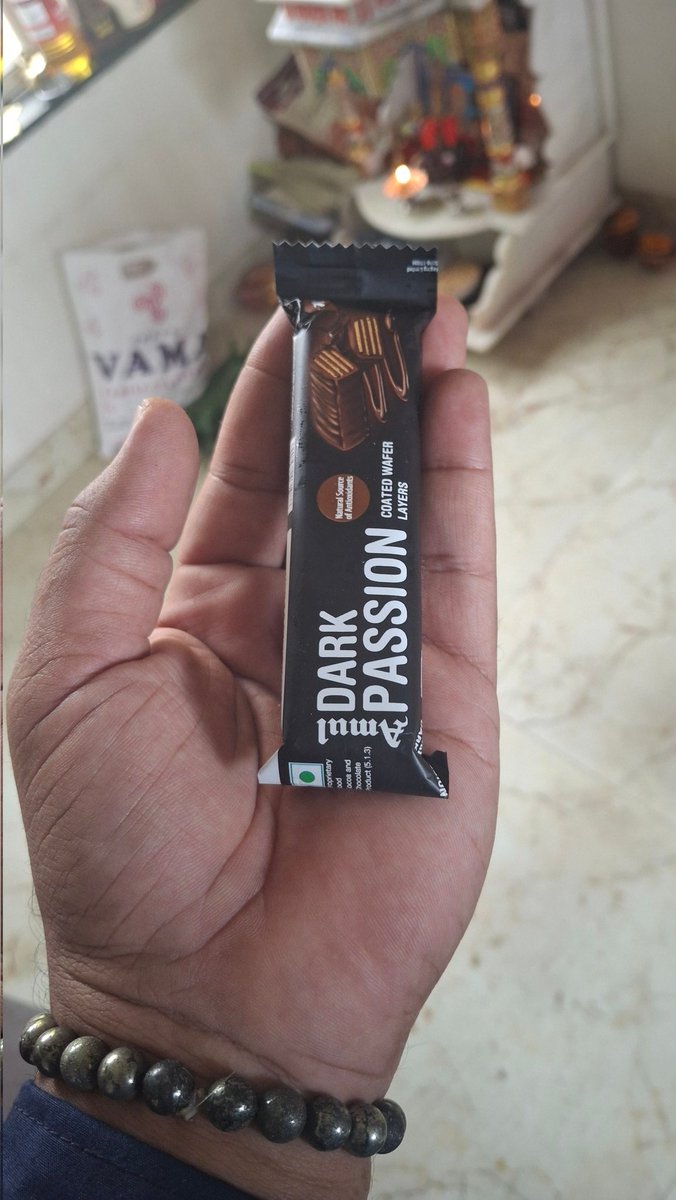अमूलचे डार्क चॉकलेट आता ₹10 रुपयाच्या पॅकेट मध्ये येत आहेत. राडा होणार, पोरं नाही ऐकणार 🤣😅😂