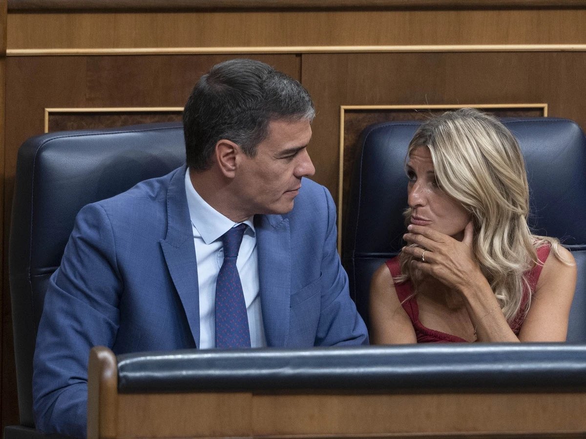 FroilLannister's tweet image. -A ver, Yolanda, repite conmigo: queda gobierno de coalición para rato.
-Queda gobierno de corrupción para rato.
-No, coalición.
-Queda coalición de corrupción para rato.
-No, el gobierno.
-Queda corrupción de gobierno para rato.
-No… Gobierno de coalición.
-¿Corrupción del…