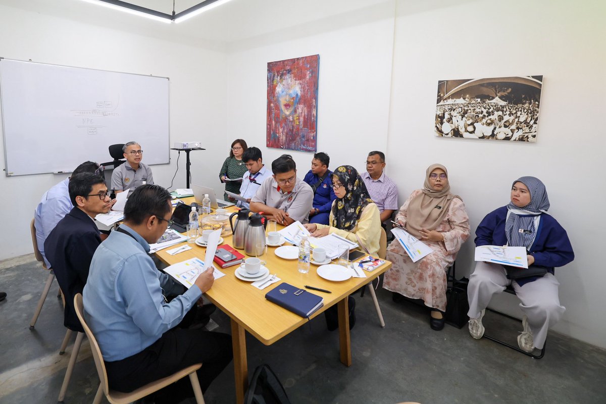 YB Datuk Fahmi Fadzil bersama pasukan MPPWP Subzon 3 &amp; 4 serta DBKL meneliti isu trafik di Jalan Kerinchi &amp; Pantai Ria.
Beliau tekankan perlunya penyelesaian menyeluruh dan mencadangkan kajian trafik komprehensif bagi memperbaiki aliran &amp; keselamatan jalan.